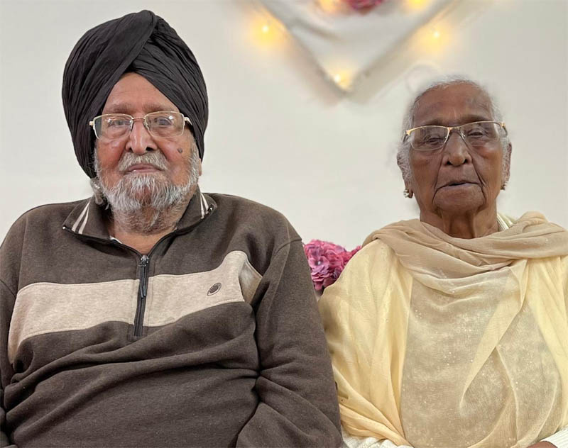 An 85-year-old elderly couple is waiting at home to vote